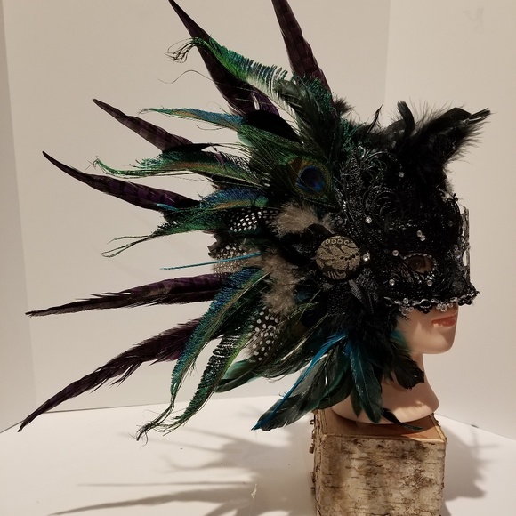 901 Mardi Gras Masks - Picture 1 of 2